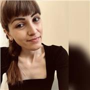 Sono una laureanda all’Università di Torino, corso in Scienze della comunicazione; ho frequentato il liceo linguistico Soleri-Bertoni e il liceo Vaugelas a Chambèry. Possiedo un diploma italiano e uno francese. Ho viaggiato in tutta Europa e questo mi ha